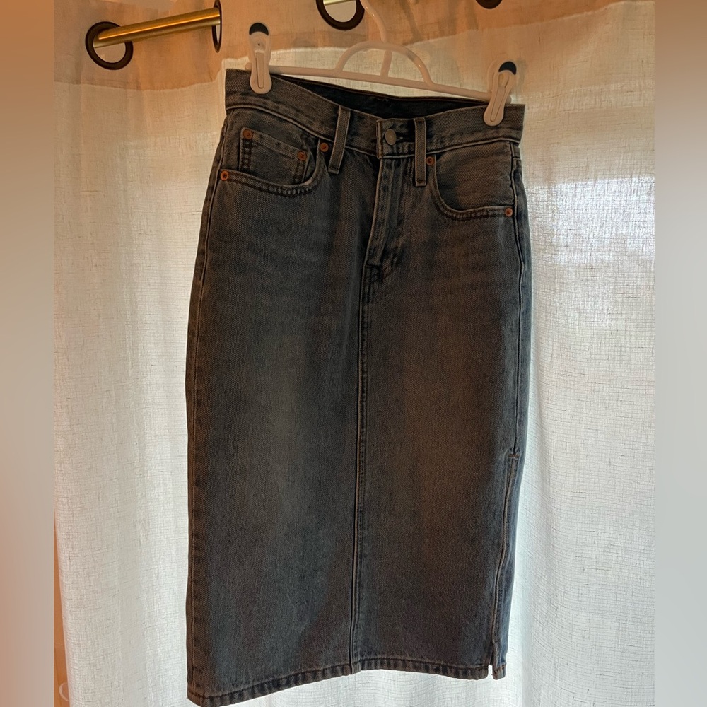 Levi’s denim knee length skirt size 24